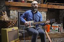 Músico transmontano faz guitarras com latas de óleo