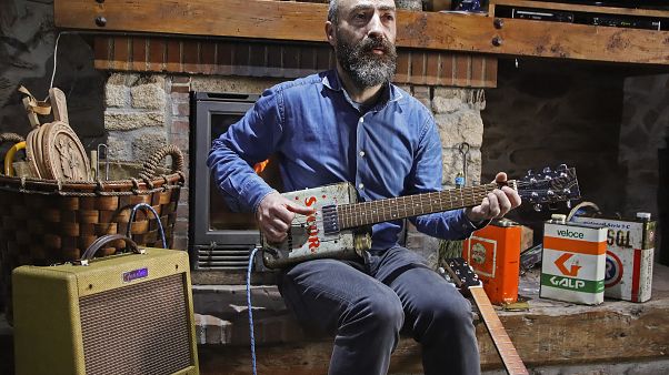 Músico transmontano faz guitarras com latas de óleo Músico transmontano faz guitarras com latas de óleo