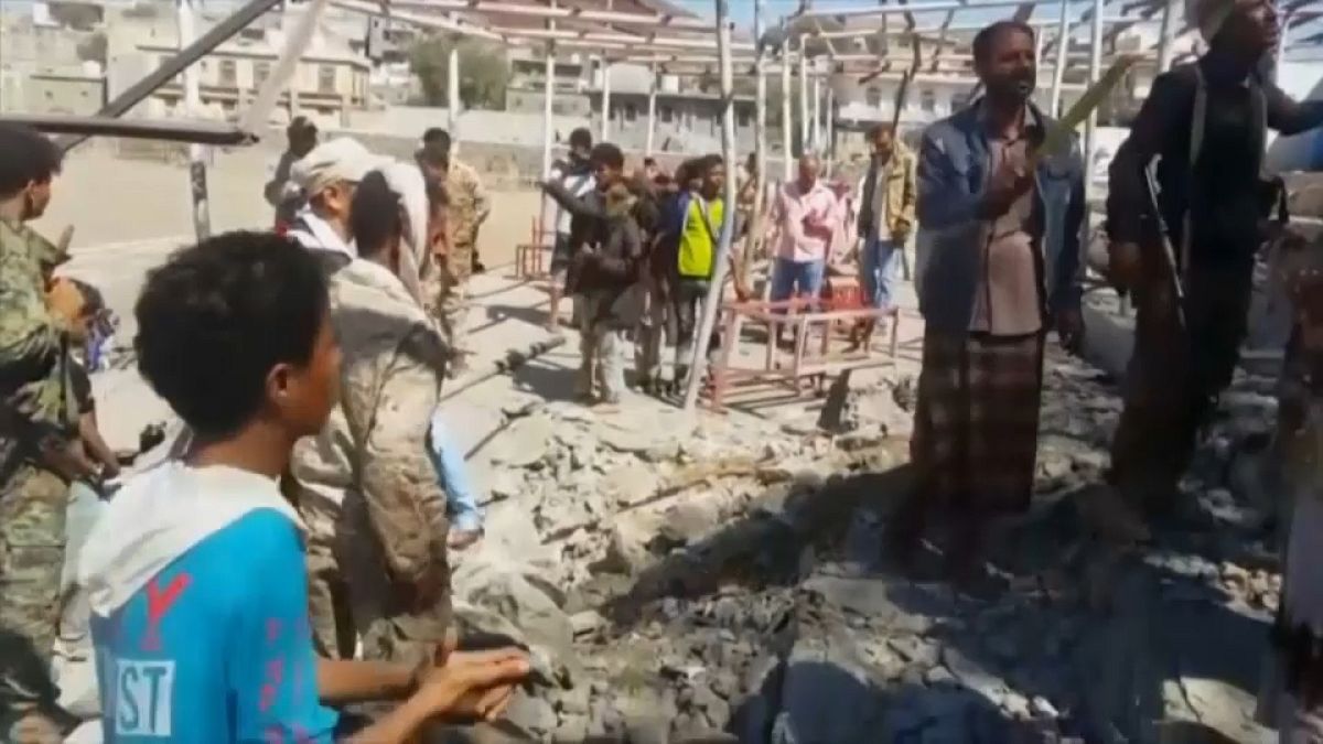 Míssil atravessa desfile militar e faz 10 mortos no Iémen
