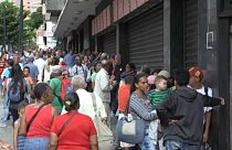 Venezolanos haciendo cola ante un comercio en Caracas
