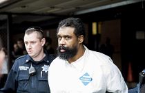 Grafton Thomas, suspecté d'une attaque antisémite à New York, est escorté par la police