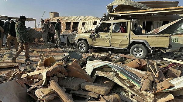 مقاتلون لحزب الله يتفقدون مقرهم عقب غارة جوية أمريكية في العراق مقاتلون لحزب الله يتفقدون مقرهم عقب غارة جوية أمريكية في العراق