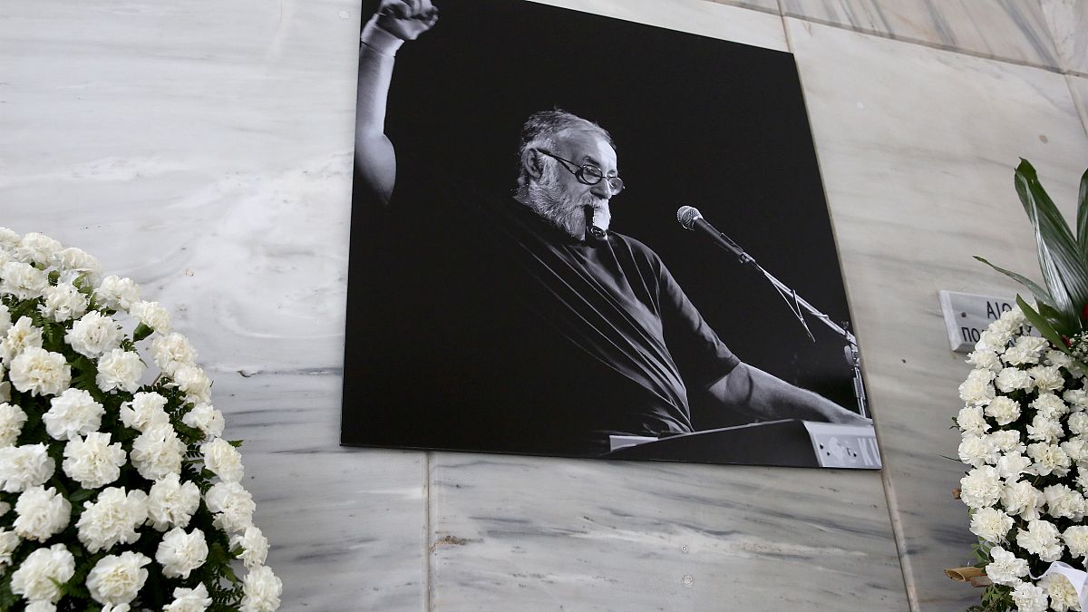Στεφάνια  στην πολιτική κηδεία του Θάνου Μικρούτσικου