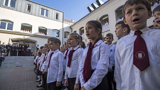 Diákok a Szent II. János Pál Iskolaközpont negyedévszázados fennállásának évfordulója alkalmából tartott ünnepségen 2019. október 22-én.