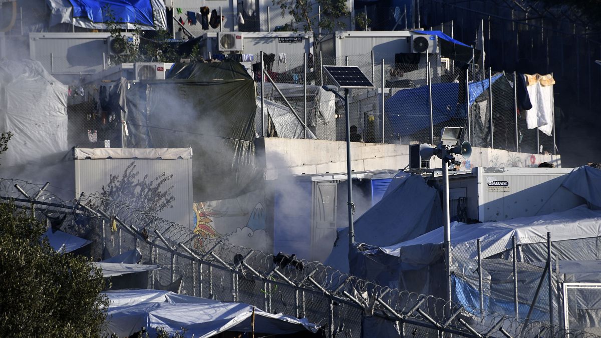 دخان من قنابل مسيلة للدموع في أحد مخيمات اللاجئين في ساموس اليونان 19 ديسمبر 2019