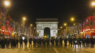 Forces de l'ordre sur les Champs-Elysées à Paris lors du nouvel an 2018