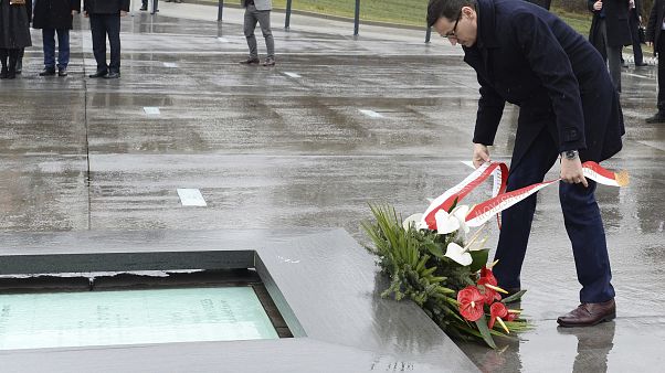 Матеуш Моравецкий в музее памяти поляков, которые спасали евреев в годы Второй мировой Матеуш Моравецкий в музее памяти поляков, которые спасали евреев в годы Второй мировой