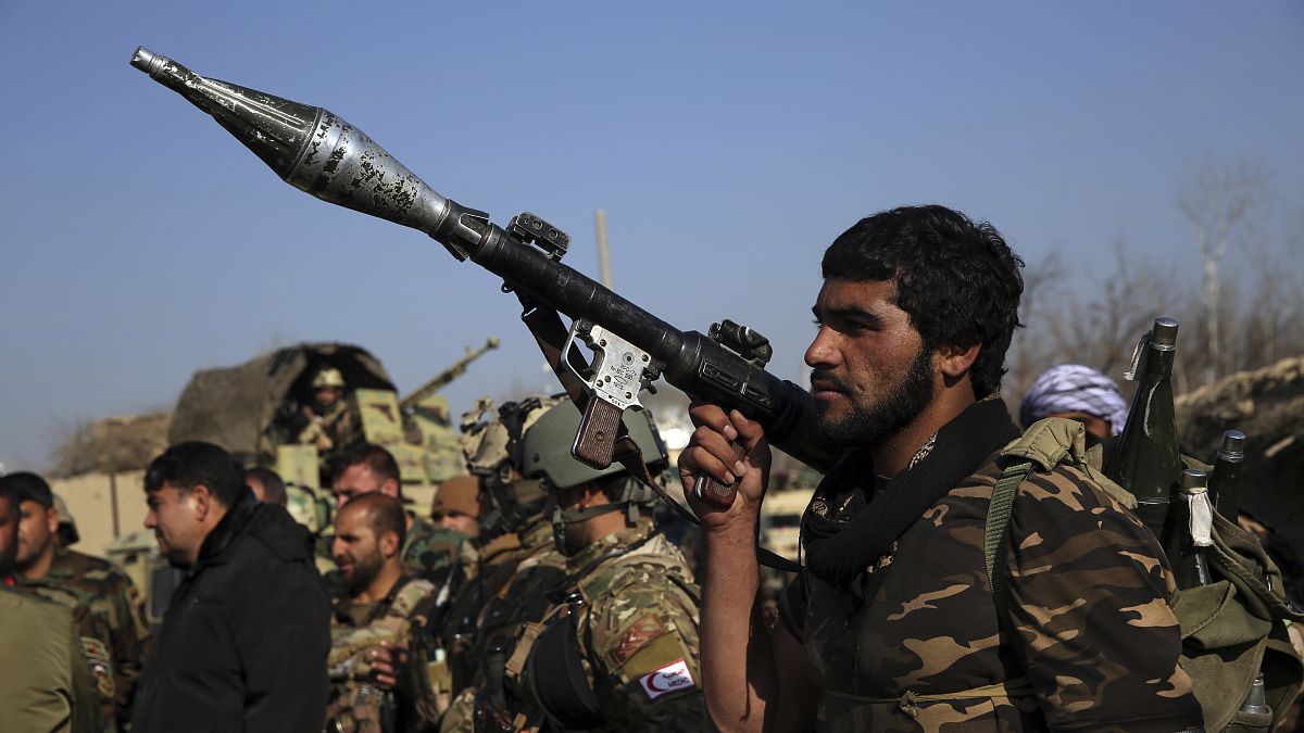 أفراد أمن قرب قاعدة باغرام الجوية التي تعرضت لهجوم في كابول بأفغانستان