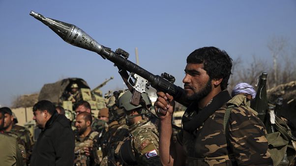 أفراد أمن قرب قاعدة باغرام الجوية التي تعرضت لهجوم في كابول بأفغانستان أفراد أمن قرب قاعدة باغرام الجوية التي تعرضت لهجوم في كابول بأفغانستان