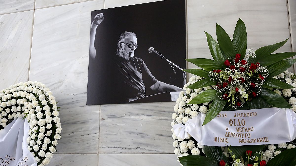 Στεφάνια  στην πολιτική κηδεία του Θάνου Μικρούτσικου