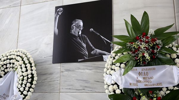 Στεφάνια στην πολιτική κηδεία του Θάνου Μικρούτσικου Στεφάνια στην πολιτική κηδεία του Θάνου Μικρούτσικου