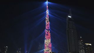 عرض الضوء على واجهة برج خليفة في دبي ليلة رأس السنة 31 ديسمبر 2017/ 1 يناير 2018
