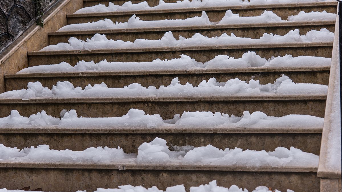 Σκάλες σκεπασμένες με χιόνι και πάγο