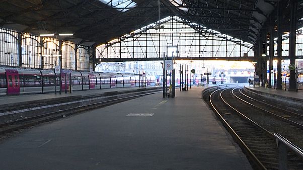 Francia, 26esimo giorno di sciopero: trasporti ancora nel caos Francia, 26esimo giorno di sciopero: trasporti ancora nel caos