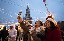 Turisti scattano un selfie in Piazza rossa