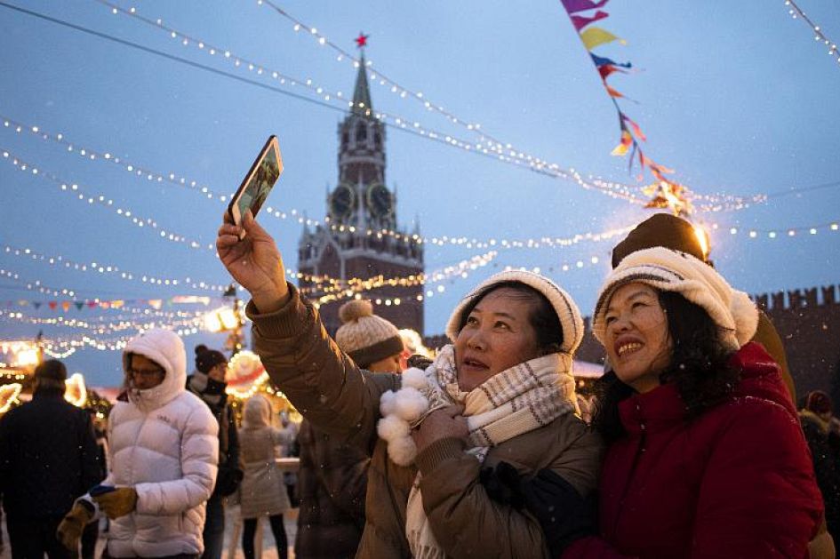 Turisti scattano un selfie in Piazza rossa