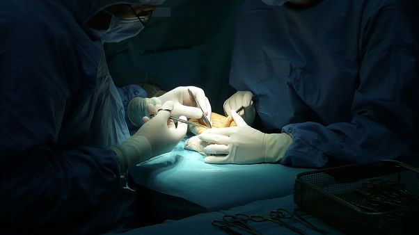 أثناء عملية جراحية في اليد أثناء عملية جراحية في اليد