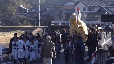 شاهد: يابانيون يرفعون تمثالاً ضخماً للفأر الذهبي احتفاء بحلول سنته