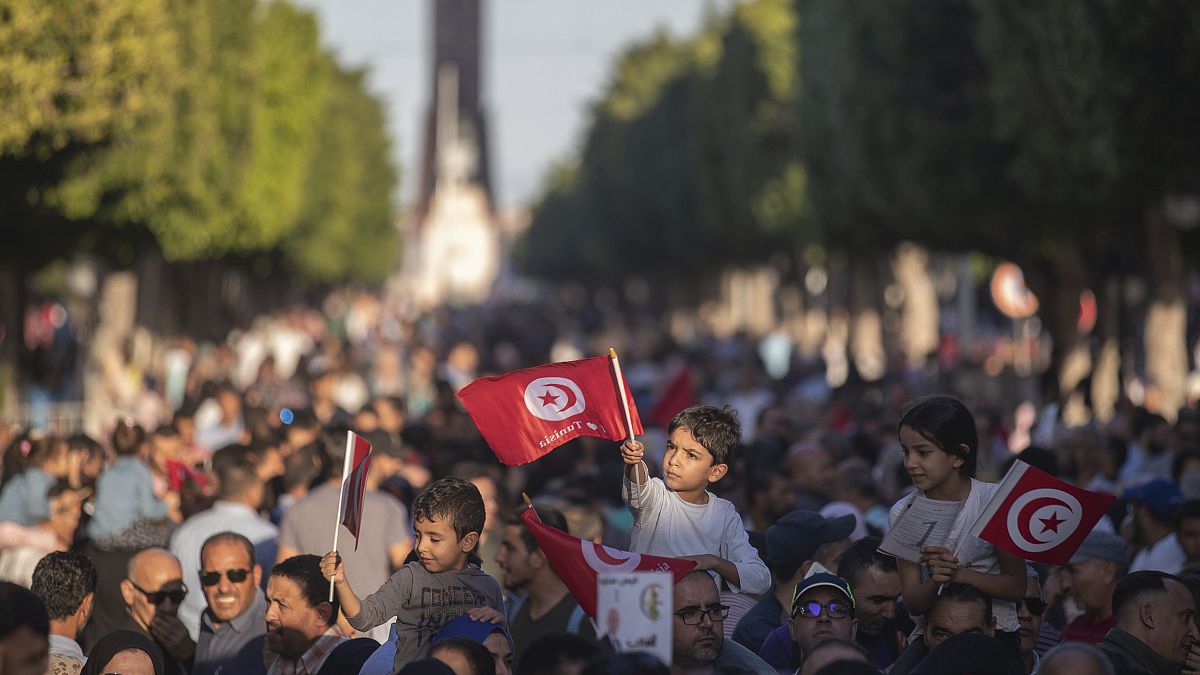 تونسيون يتظاهرون وسط العاصمة تونس. 2019/10/11