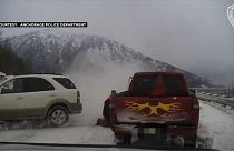 عجز سائق السيارة البيضاء عن السيطرة عليها فانزلقت على الطريق السريع وكادت أن "تحصد" روحاً  