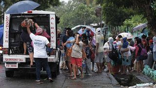 صورة من عملية إخلاء لسكان استعدادًا لإعصار في مقاطعة ألباي في الفلبين