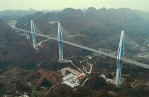 شاهد: الصين تدشن أعلى جسر في العالم 