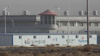 Doğu Türkistan'ın Atuş kentinde bir toplama kampı. Etrafı dikenli tellerle çevrili kamp, yoğun şekilde korunuyor