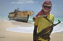 عکس یکی از دزدان دریایی سومالی که در سال ۲۰۱۲ به یک کشتی ماهیگیری تایوانی حمله کردند