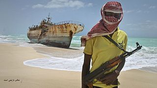 عکس یکی از دزدان دریایی سومالی که در سال ۲۰۱۲ به یک کشتی ماهیگیری تایوانی حمله کردند