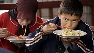 أطفال الأويغور يتناولون الغداء في شينجيانغ غرب الصين