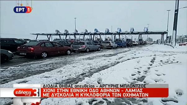 Schneechaos in Griechenland - Autofahrer sitzen 4-5 Stunden fest Schneechaos in Griechenland - Autofahrer sitzen 4-5 Stunden fest