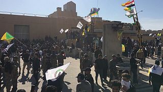ABD'nin Bağdat Büyükelçiliği önünde toplanan Irak'taki Şii milis gücü Haşdi Şabi taraftarları elçiliğe girmeye çalışıyor