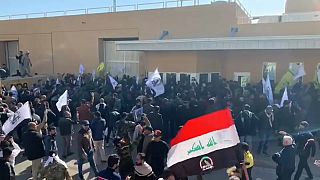 محتجون غاضبون يقتحمون السفارة الأمريكية في بغداد وقوات أمريكية تطلق عليهم الغاز المسيل للدموع