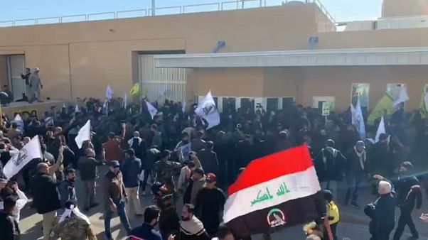 محتجون غاضبون يقتحمون السفارة الأمريكية في بغداد وقوات أمريكية تطلق عليهم الغاز المسيل للدموع محتجون غاضبون يقتحمون السفارة الأمريكية في بغداد وقوات أمريكية تطلق عليهم الغاز المسيل للدموع