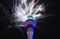 Yeni Zelanda'da 2020'nin ilk dakikaları renkli görüntülere sahne oldu