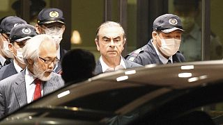 كارلوس غصن خلال مغادرته مركز احتجازه بعد دفعه لكفالة في طوكيو - اليابان /أبريل 2019