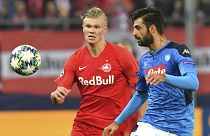 المهاجم النرويجي هالاند (يسار)