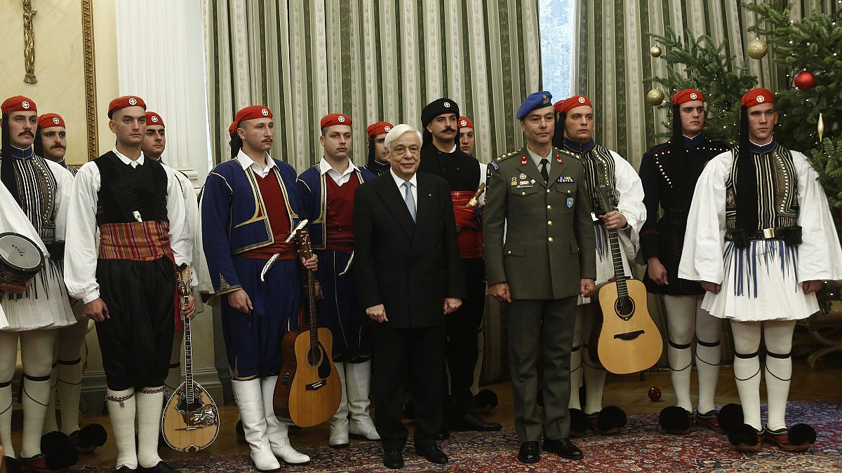 Ο Πρόεδρος της Δημοκρατίας με την μπάντα της Προεδρικής Φρουράς