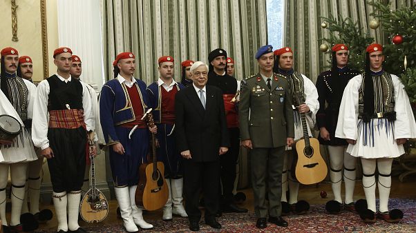 Ο Πρόεδρος της Δημοκρατίας με την μπάντα της Προεδρικής Φρουράς Ο Πρόεδρος της Δημοκρατίας με την μπάντα της Προεδρικής Φρουράς