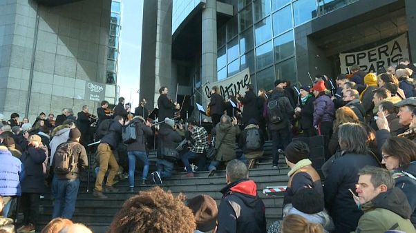 Les musiciens de l'Opéra de Paris protestent à leur façon contre la réforme des retraites Les musiciens de l'Opéra de Paris protestent à leur façon contre la réforme des retraites