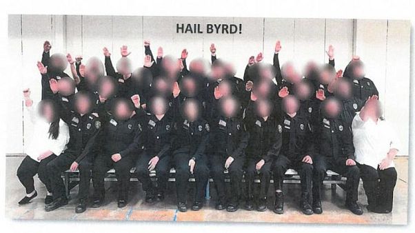 Nazi selamı veren stajyer gardiyanlar Nazi selamı veren stajyer gardiyanlar