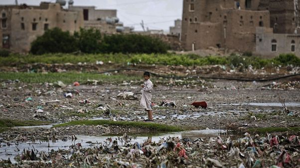Yemen'de Husilerin resmi para yasağı nedeniyle emekli ve memurlar maaş alamıyor Yemen'de Husilerin resmi para yasağı nedeniyle emekli ve memurlar maaş alamıyor