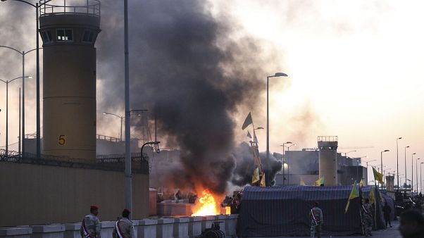 Irak'ta Şii milis gücü Haşdi Şabi yanlısı göstericiler, Bağdat'taki ABD Büyükelçiliği önünde protesto etti Irak'ta Şii milis gücü Haşdi Şabi yanlısı göstericiler, Bağdat'taki ABD Büyükelçiliği önünde protesto etti