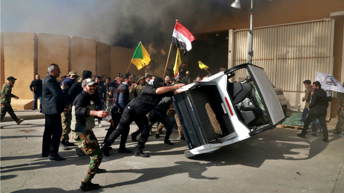  شاهد: لحظة اقتحام المتظاهرين العراقيين السفارة الأمريكية في بغداد