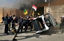  شاهد: لحظة اقتحام المتظاهرين العراقيين السفارة الأمريكية في بغداد