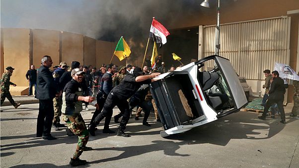 شاهد: لحظة اقتحام المتظاهرين العراقيين السفارة الأمريكية في بغداد شاهد: لحظة اقتحام المتظاهرين العراقيين السفارة الأمريكية في بغداد