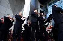 اپرای پاریس در اعتصاب؛ معترضان در فضای باز «رومئو و ژولیت» را اجرا کردند