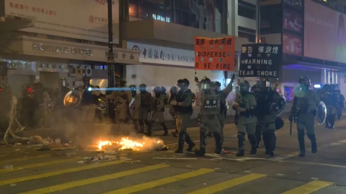 شاهد: المتظاهرون في هونغ كونغ يحتفلون بالعام الجديد وسط الغازات المسيلة للدموع 