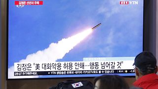 شاشة تلفزيون في محطة قطارات بسيول في كوريا الجنوبية تبث صورا لإطلاق صاروخ كوري شمالي
