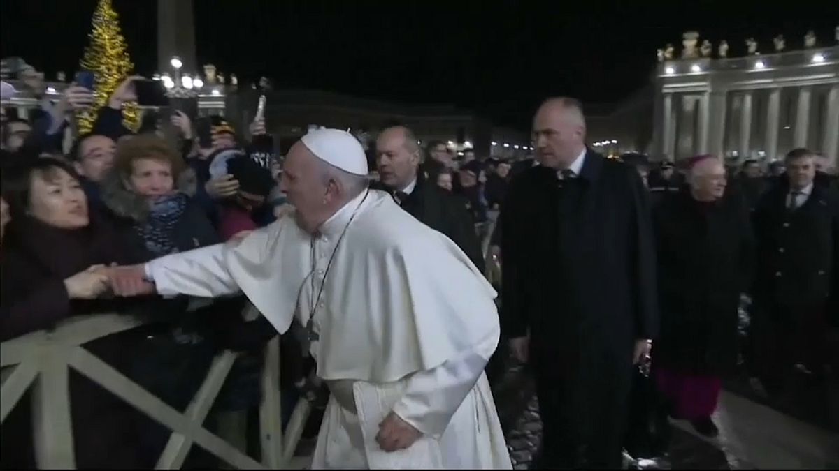 Papa Francis, Vatikan'da elini bırakmayan bir kişiye tepki gösterdi